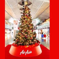 中部国際空港セントレアの3階出発ロビーに展示されたエアアジア・ジャパンのクリスマスツリー