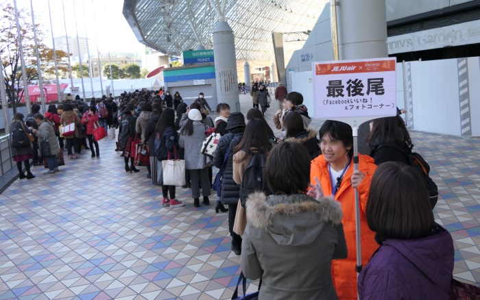 大行列 チェジュ航空 東方神起5大ドームツアーで特設ブース